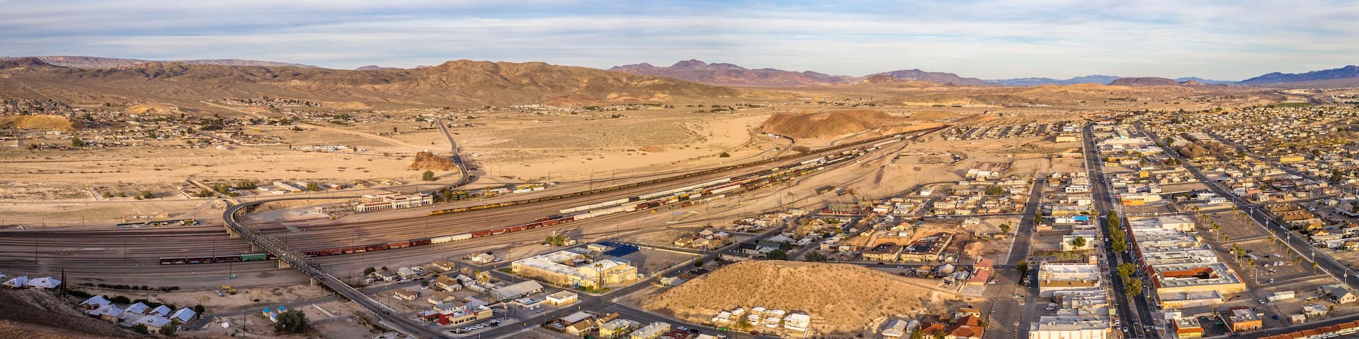 Barstow Kalifornien San Beranadino County Aerial Züge Schienen Berge Panorama