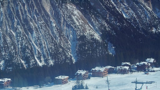 Les 3 Vallรฉes: View to Courchevel Moriond