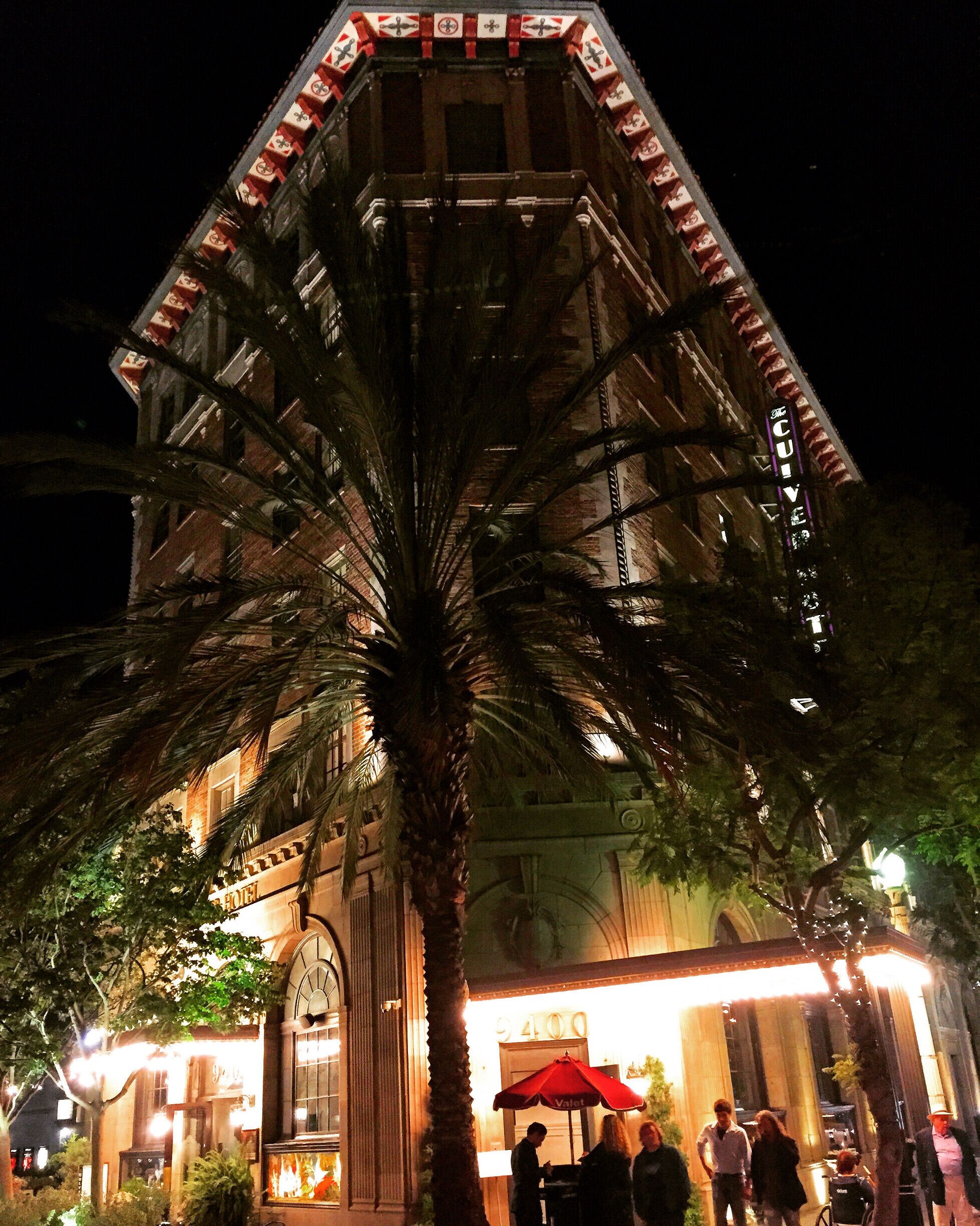 The Culver Hotel's lobby bar is a great atmosphere to grab a drink and snacks with friends and listen to live music. #LoveMyTown