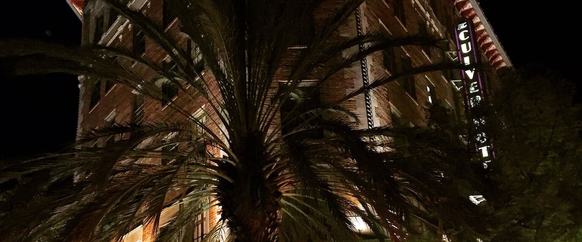 The Culver Hotel's lobby bar is a great atmosphere to grab a drink and snacks with friends and listen to live music. #LoveMyTown