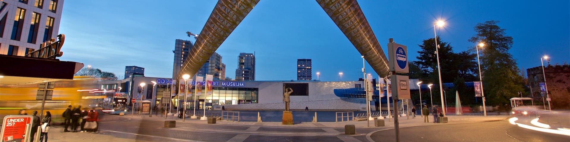 Coventry mettant en vedette scĂšnes de nuit et art en plein air