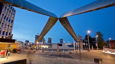 Un carrefour urbain remarquable, avec un pont à l’architecture particulière et un musée.