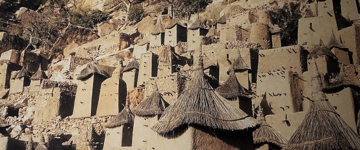 At the foot of the Bandiagara Escarpment lies the land of the Dogon. Their villages are characterized by these typical granaries.
The Dogon culture is characterized by the harmonious form of living together. In this way daily life is peppered with small and large rituals. Unlike many other African peoples, the Dogon have been able to retain their age-old culture and traditions. They are mainly known for their colorful, masked dances and ceremonies, their authentic architecture and special way of living together.  #LocalSecrets  #Trovember