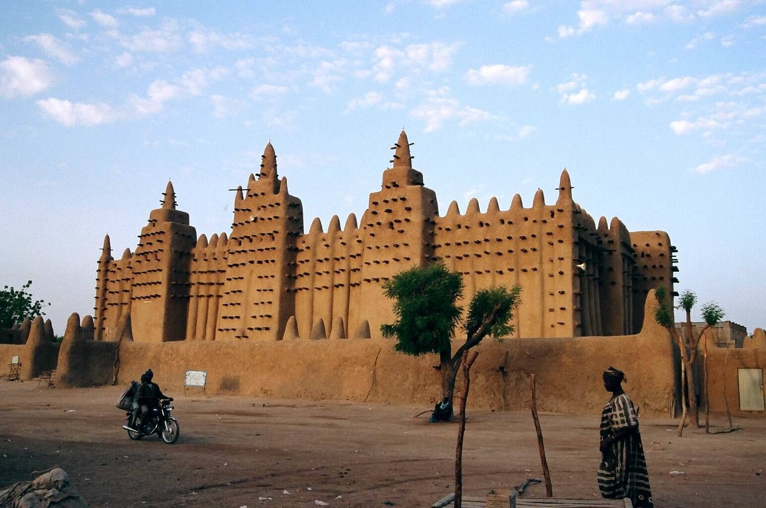 Great mosque of Dejnné. After a market day, the esplanade that surrounds it appears empty. Access to the building is prohibited for non-muslims. The mud that covers it is renewed periodically.
