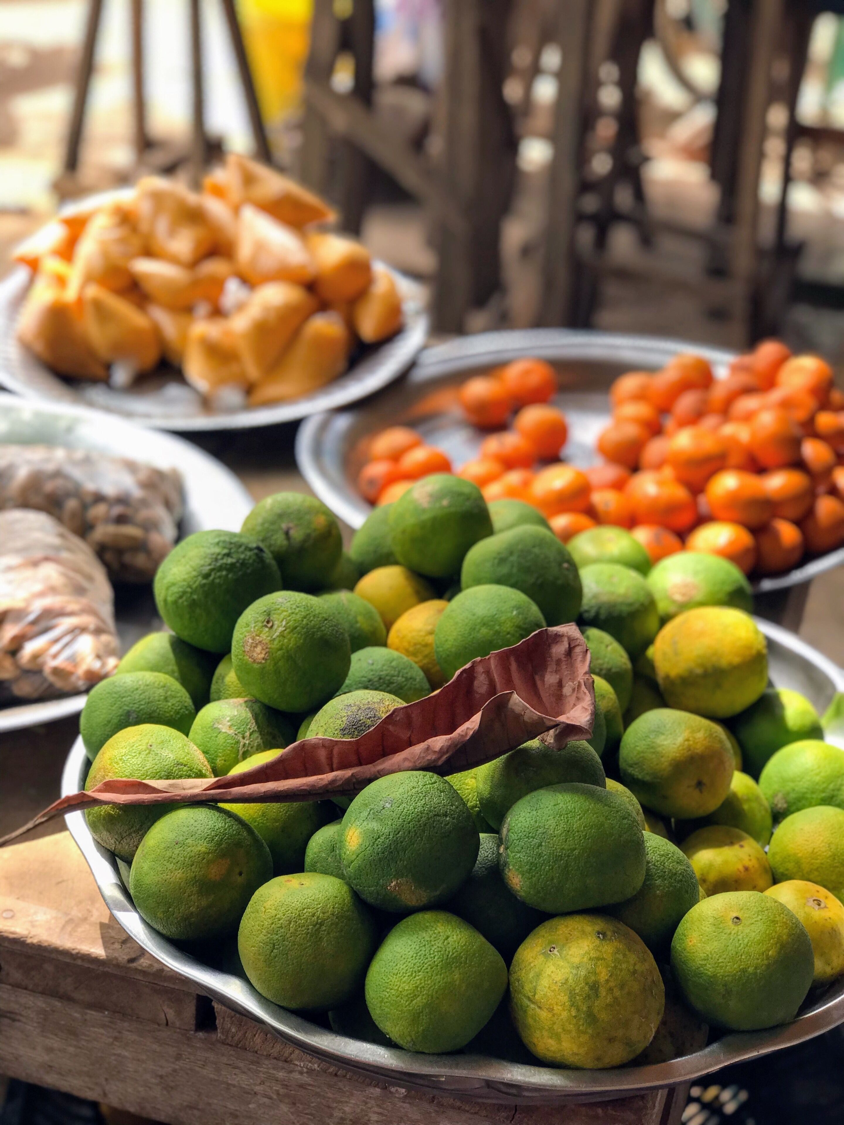 Though green, those oranges are fully  mature and ready to eat!