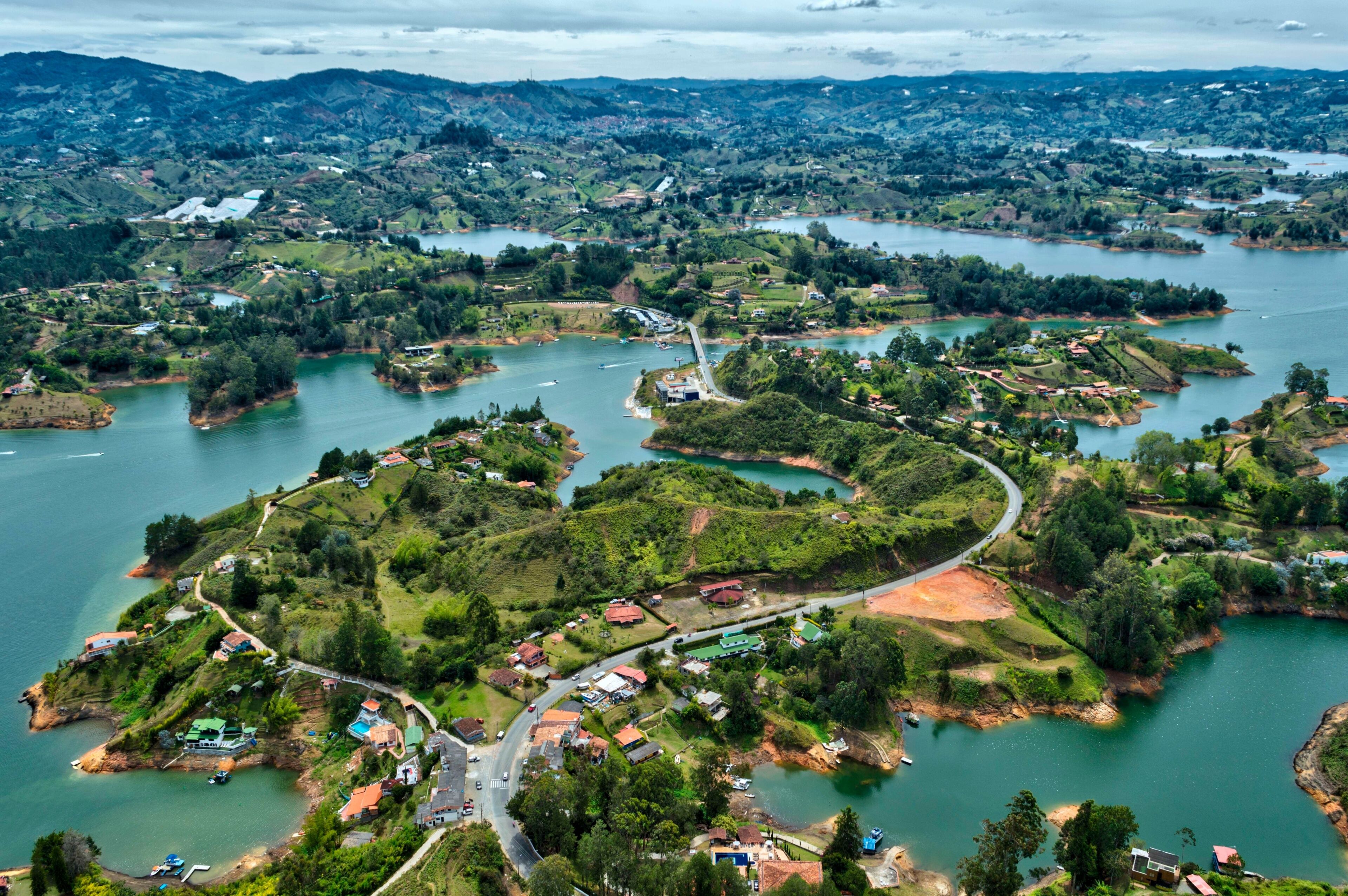 Vista panorámica desde la roca de Guatapé en Medellín, Colombia. Vista del estacionamiento en Guatape Piedra del Peñol, Antioquia. Sitio turístico de Colombia. Vista desde arriba