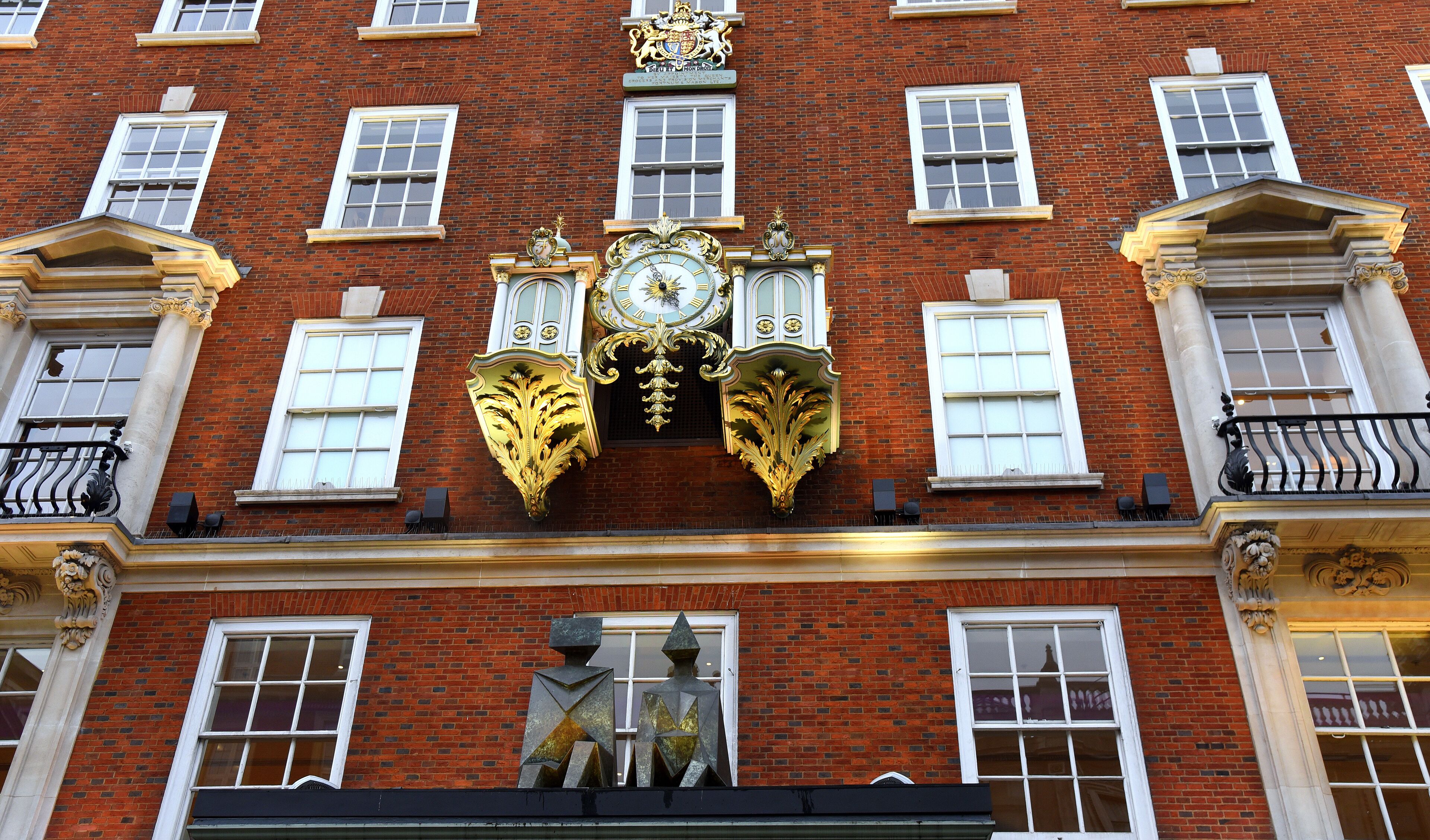 Rote Ziegelsteinfassade von Fortnum & Mason mit goldener Uhr
