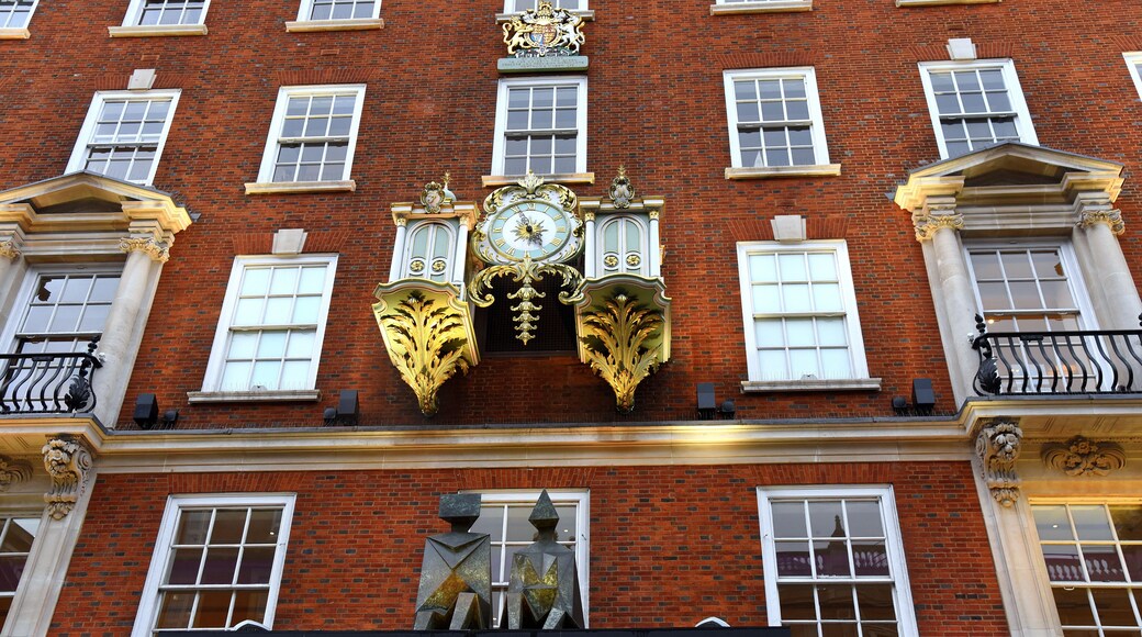 Rote Ziegelsteinfassade von Fortnum & Mason mit goldener Uhr