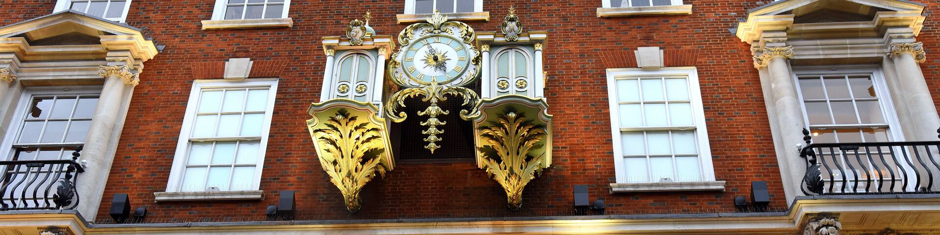 Rote Ziegelsteinfassade von Fortnum & Mason mit goldener Uhr