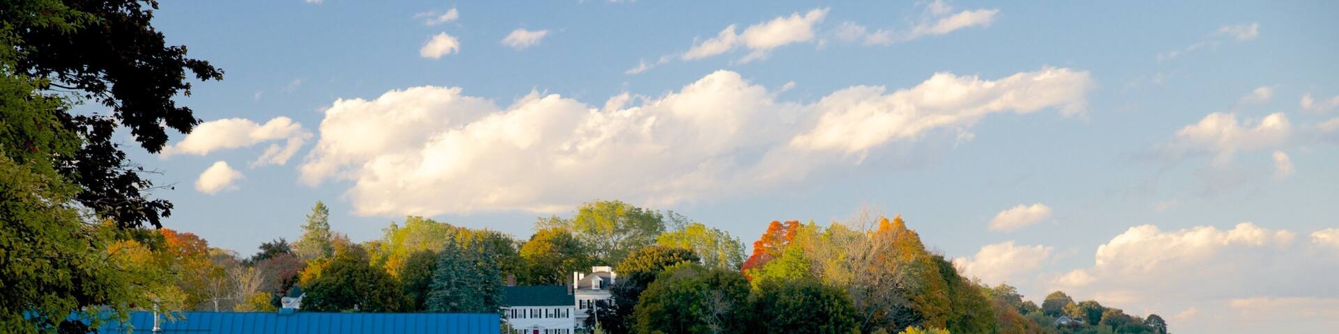 Bath que incluye una bahía o puerto