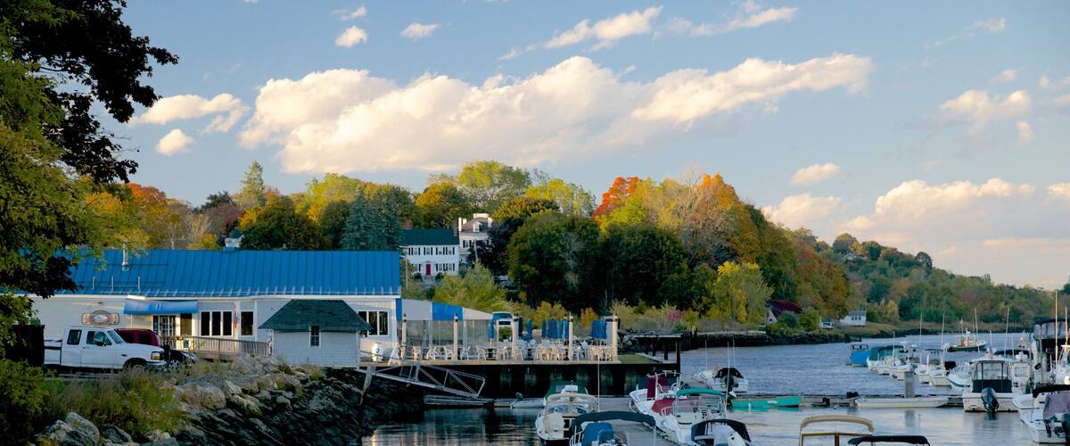 Bath featuring a bay or harbour