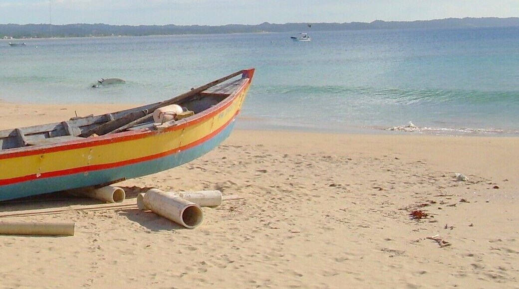 Nice location on a semi private beach with clean waters, nice locals and shinny sun