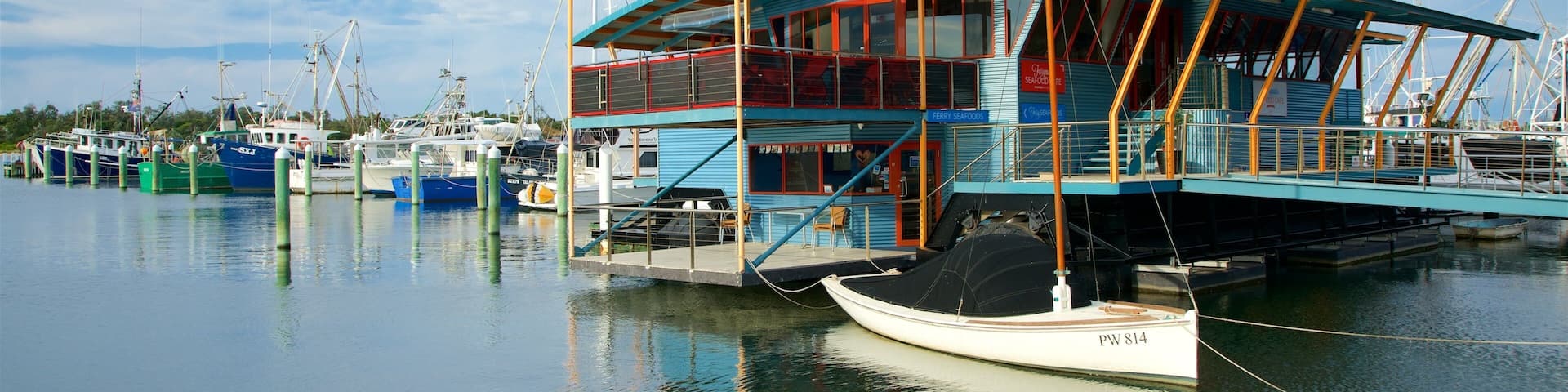 Lakes Entrance featuring a bay or harbor, cafe scenes and a marina