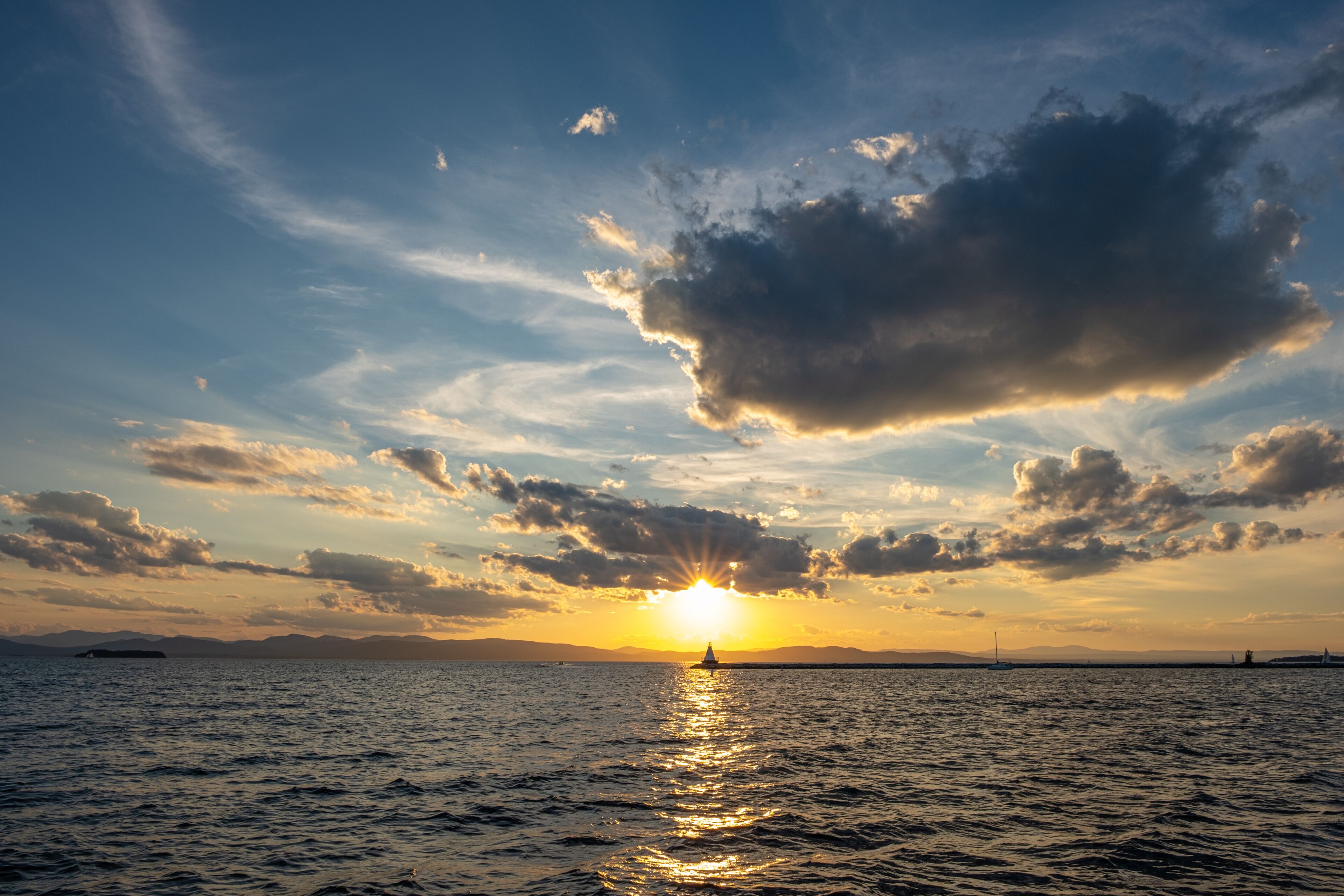Couché de soleil devant le phare sud du brise-lames de Burlington, Vermont