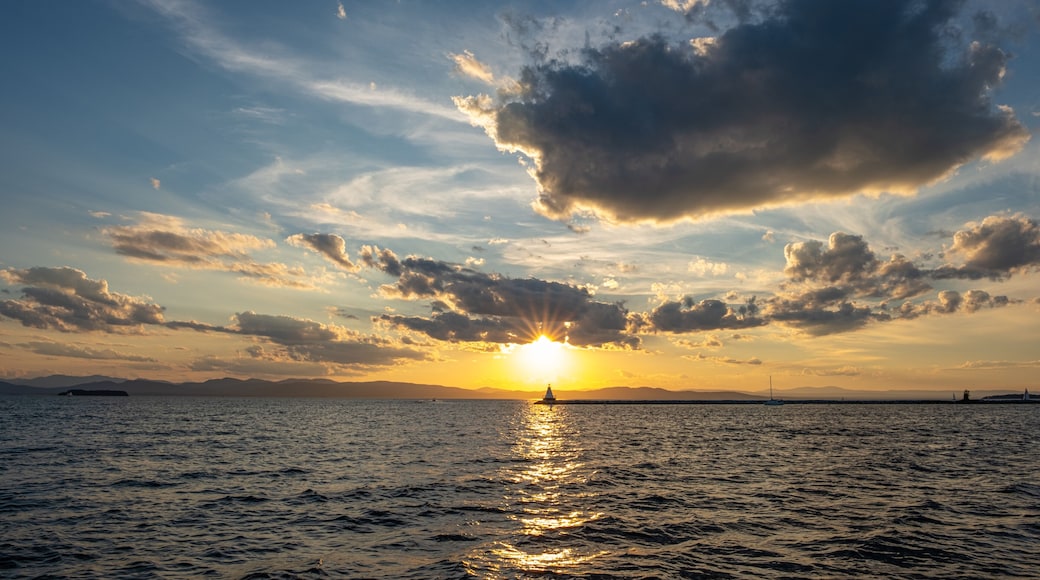 Couché de soleil devant le phare sud du brise-lames de Burlington, Vermont