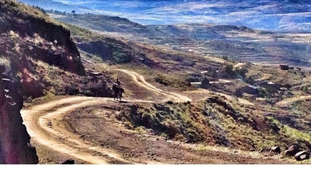 At the paradise pass on my way to the malealea village in the middle of nowhere! In Lesotho riding horses and donkeys are very common. The scenery in the mountain kingdom is extraordinary!