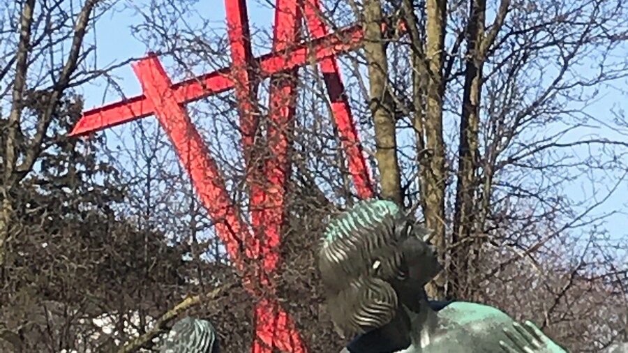 Modern meets traditional, sculptures by #CarlMilles and #MarkDiSuvero
#culture