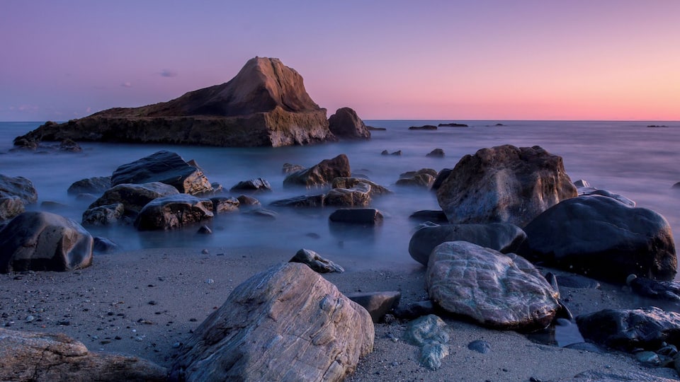 Took a evening stroll in Dana point this evening this location has I nice little beach tucked off behind the ocean institute there is also a jetty where can do some fishing.