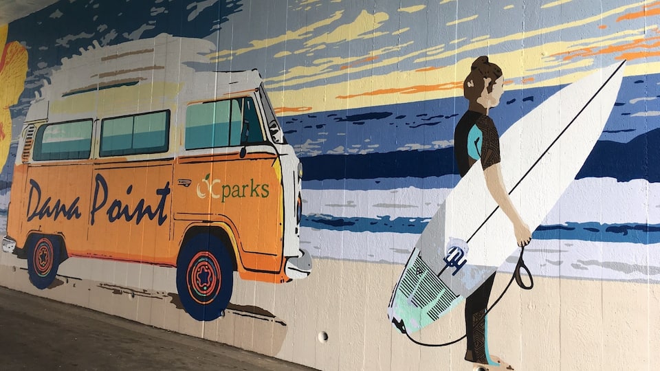 Great mural by local high school students perfectly visualise what this beach is all about. And for a big audience as well:
“Each year, about 7 million people pass through the tunnel to the beach.“
Maybe not so secret..
https://www.ocregister.com/2018/03/27/new-mural-with-mystery-surfer-girl-replaces-30-year-old-painting-at-salt-creek-beach-tunnel/