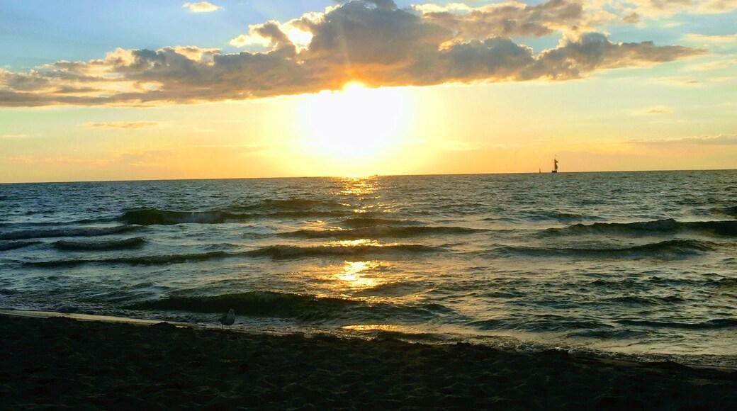 Sunset over Lake Michigan on a breezy summer night
#AquaTrove
#LifeAtExpedia
#beachin
