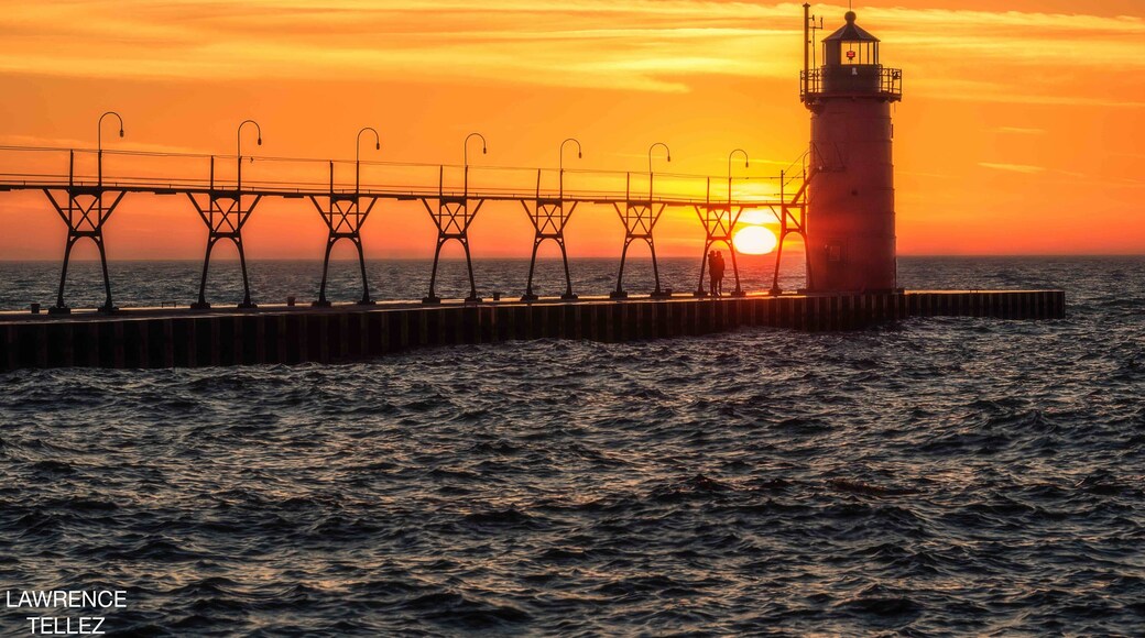 January sunset at South Haven, MI Lighthouse.
www.lawrwncetellezphotos.com
Instagram: @lawrencetellez
#sunset #lighthouse #michigan #lakemichigan #outdoors #landscape #midwest