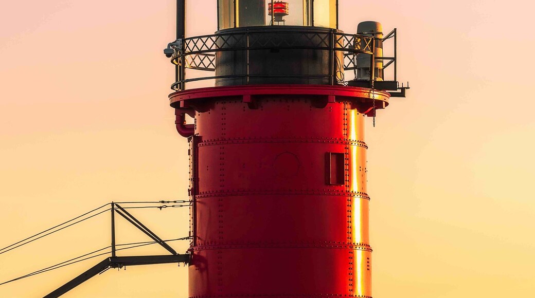 Sunset at South Haven,MI lighthouse.
#sunset #lighthouse #lakemichigan #landscape #landscapephotography #outfoors #USA