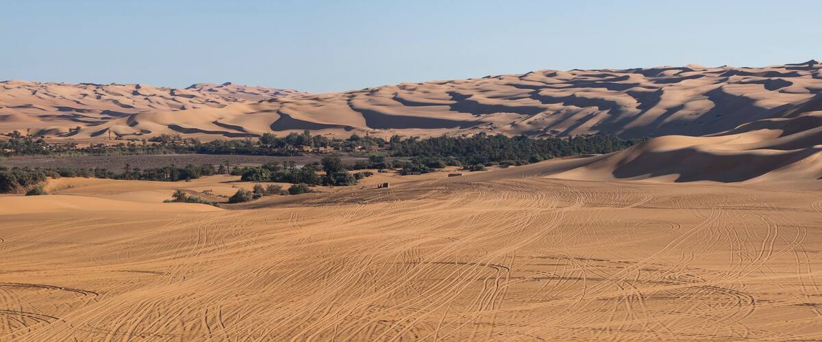 Panoramica delle tipiche formazioni rocciose dell'Akakus nel desrto libico
