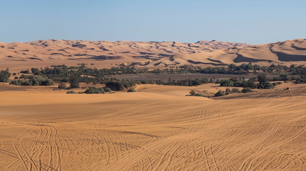 Panoramica delle tipiche formazioni rocciose dell'Akakus nel desrto libico