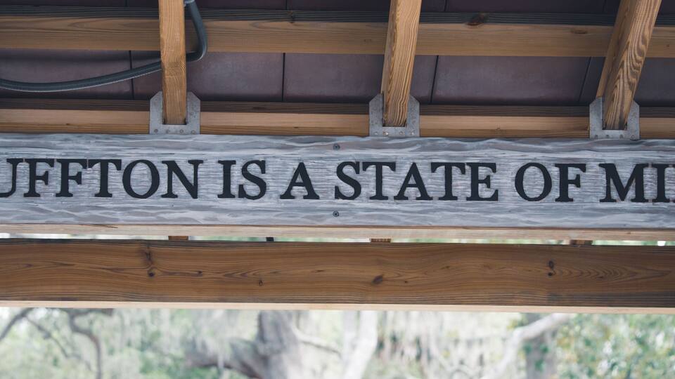 A wooden sign with the text 'BLUFFTON IS A STATE OF MIND.'