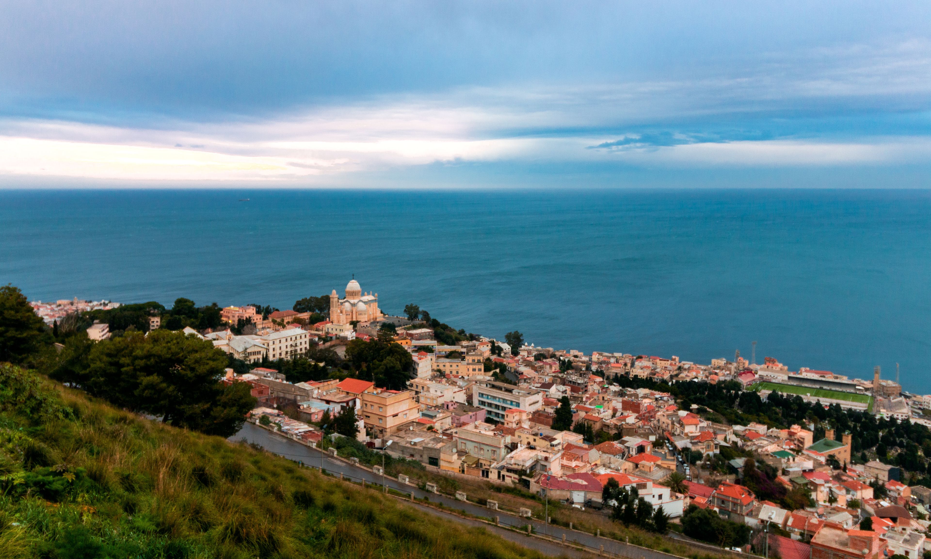 Uma vila costeira com uma igreja imponente e vista para o mar.