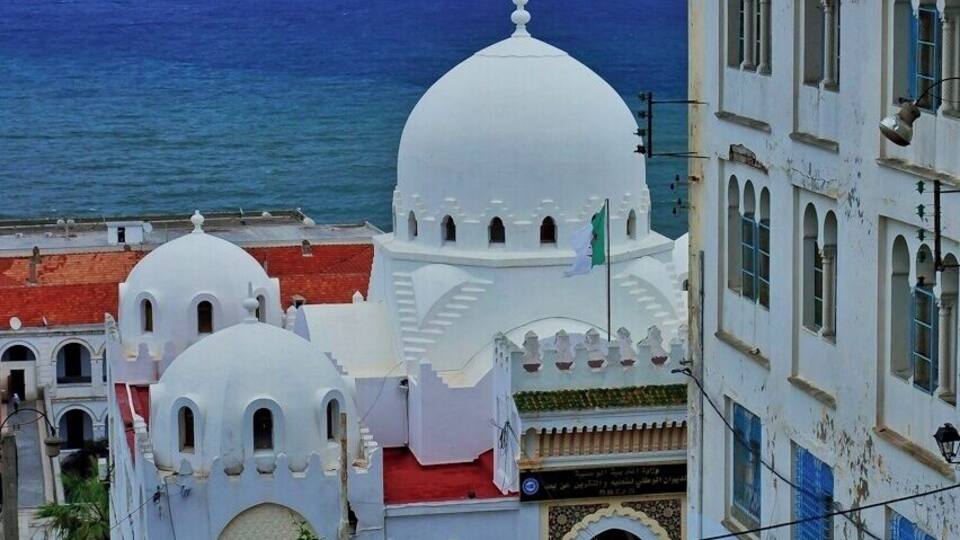 April 2011
Medresa Thaalibiya, Algiers
This fine medresa and mosque was built in 1904 by French architect Henry Petit in beautiful harmonic neo-moorish style. It is named after marabout (patron saint of the city) Sidi Abd-er- rahman-et-Thalbi (1387-1471), hence the Thaalibiya name. It has served as a school of islamic law, general islamic school for muslim children and as a mosque.
The view with the sea and white multistoreyed appartement houses with blue windows is the essence of Algiers to me.