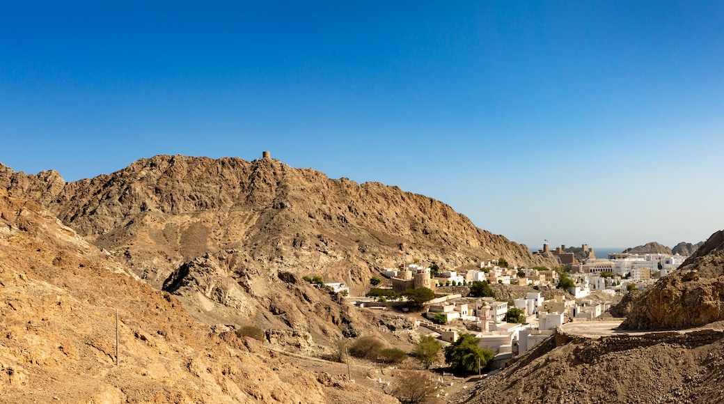 Maskat die Hauptstadt des Omans. Eine schöne Ansicht in das Tal von Maskat und ein blauer Himmel, ein Panorama.