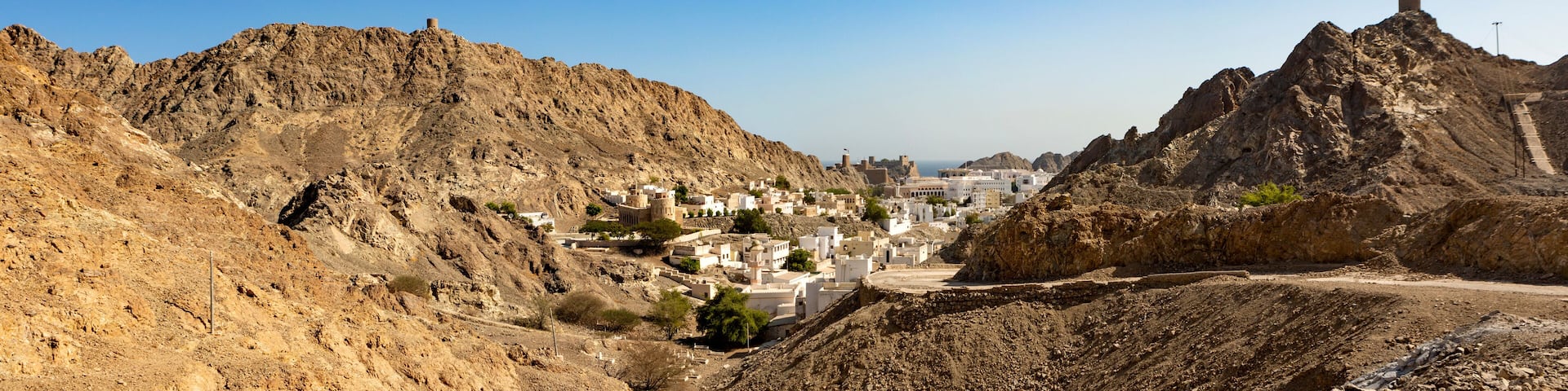 Maskat die Hauptstadt des Omans. Eine schöne Ansicht in das Tal von Maskat und ein blauer Himmel, ein Panorama.