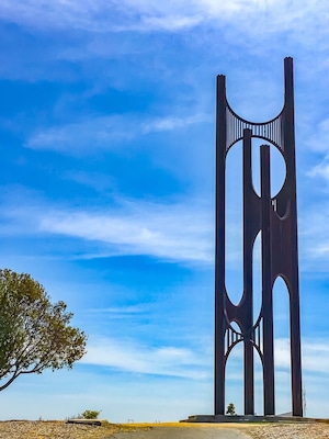 #BVSBlue Aristodes Demetries, One Of Americas Best Known Sculptors Created This Steel Sculpture As A Symbol Of Cabot Cabot And Forbes Industrial Park. Situated 243 Feet Above Sea Level It Rises To A Be Seen From The Bay Bridge, The East Bay and SFO. Called The Wind Harp Locally. It emits eerie sounds when the wind 💨is at its strongest.