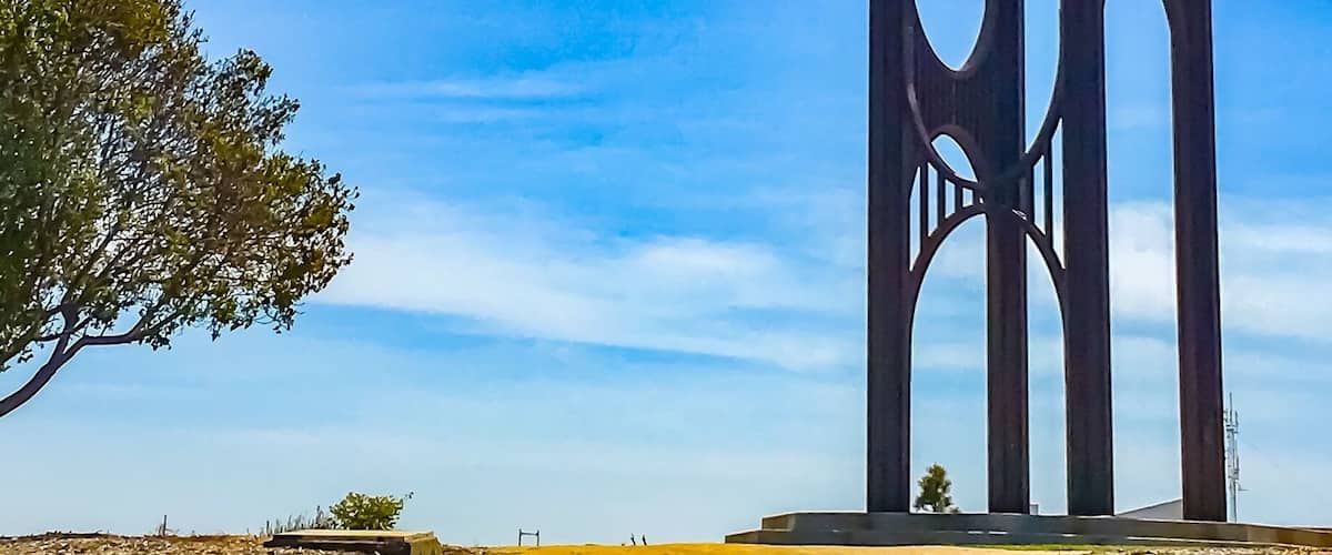 #BVSBlue Aristodes Demetries, One Of Americas Best Known Sculptors Created This Steel Sculpture As A Symbol Of Cabot Cabot And Forbes Industrial Park. Situated 243 Feet Above Sea Level It Rises To A Be Seen From The Bay Bridge, The East Bay and SFO. Called The Wind Harp Locally. It emits eerie sounds when the wind 💨is at its strongest.