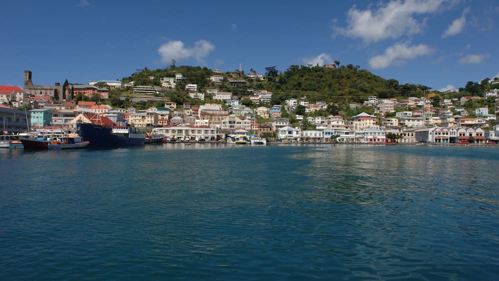 Grenada montrant ville cĂŽtiĂšre et baie ou port
