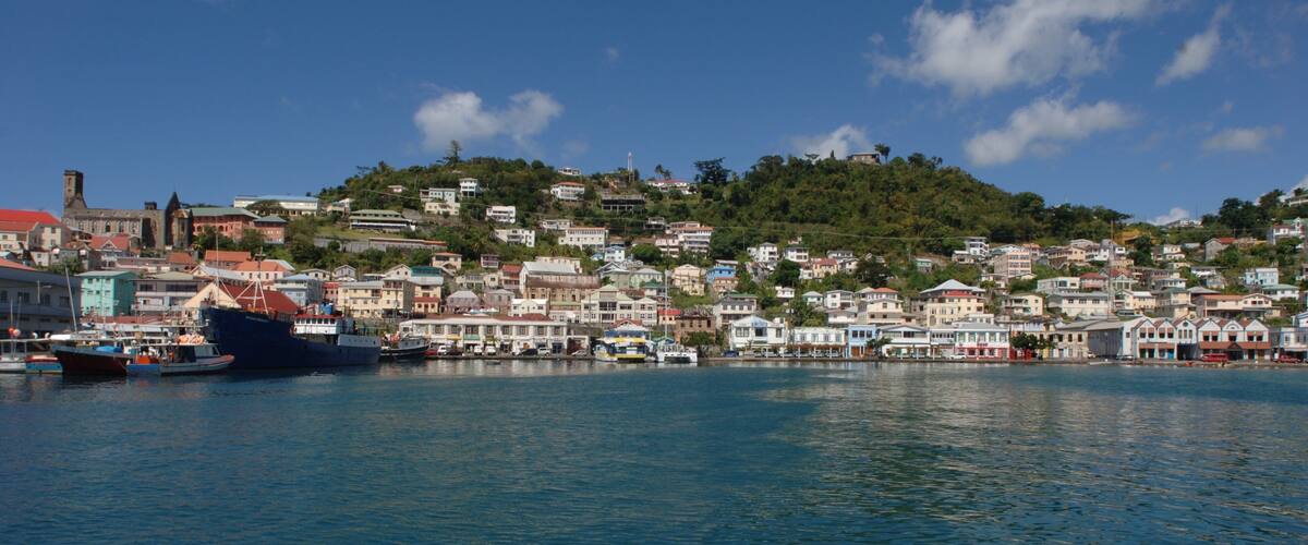 Granada mostrando una ciudad costera y una bahía o puerto