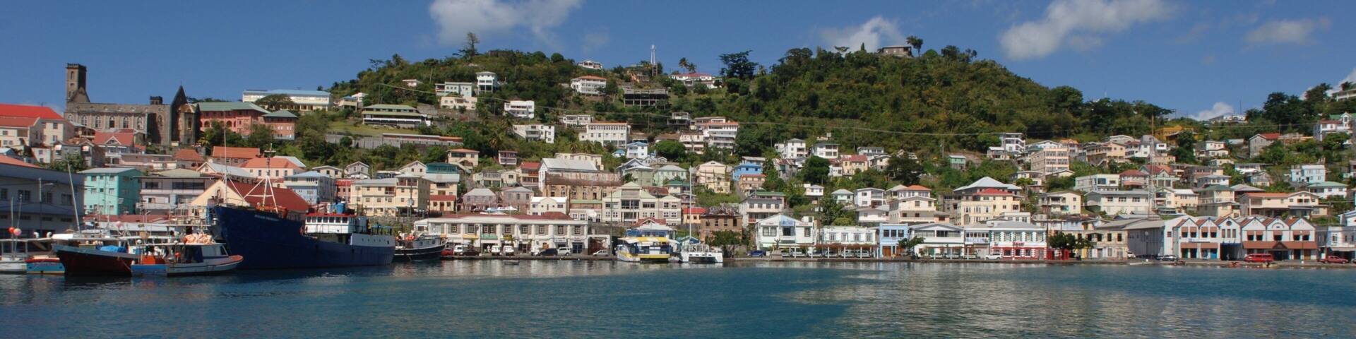 Grenada montrant ville cĂŽtiĂšre et baie ou port