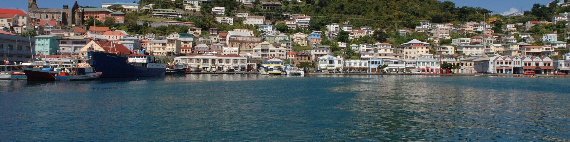 Granada mostrando una ciudad costera y una bahía o puerto