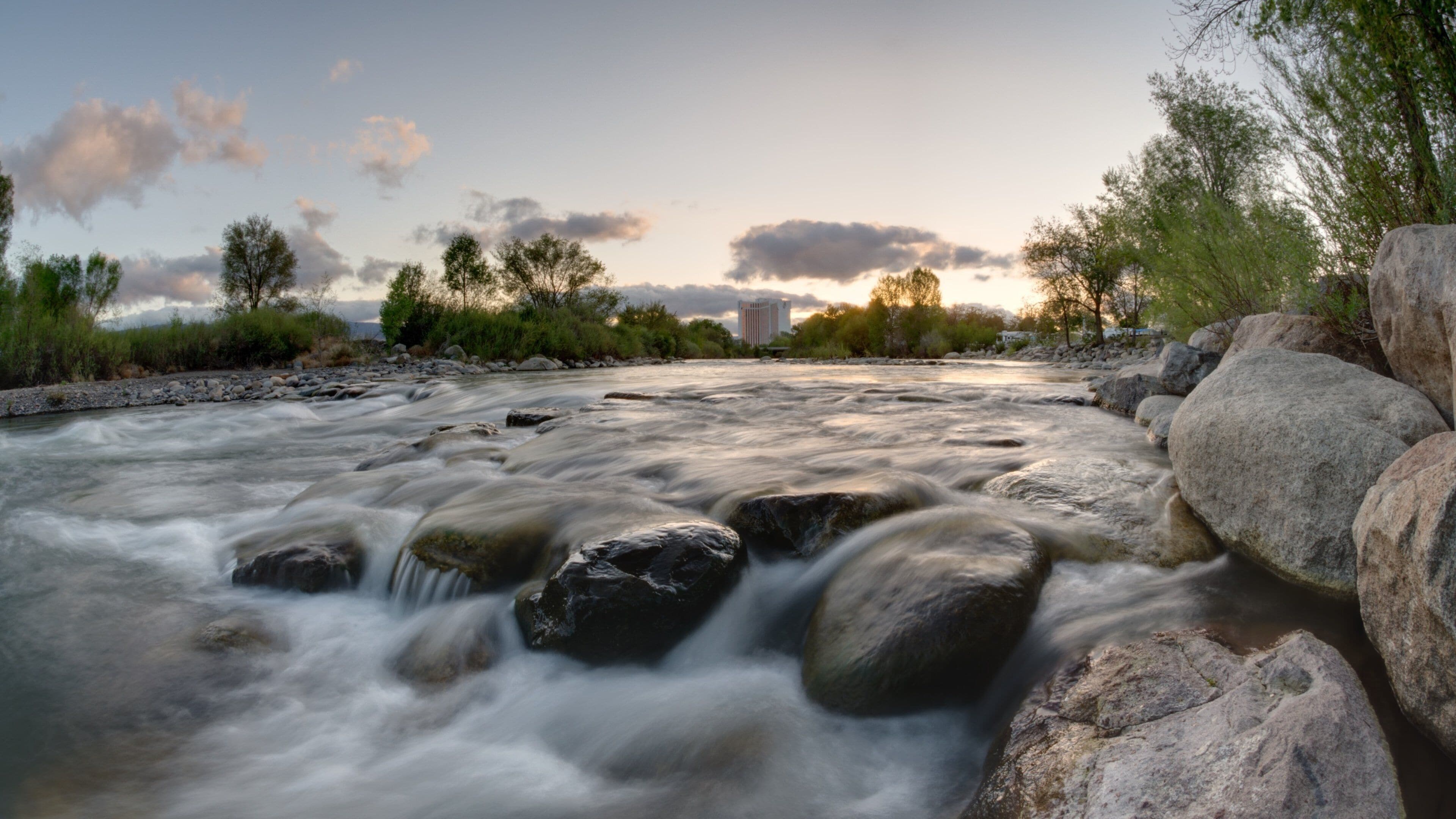 Sparks mettant en vedette rapides et rivière ou ruisseau