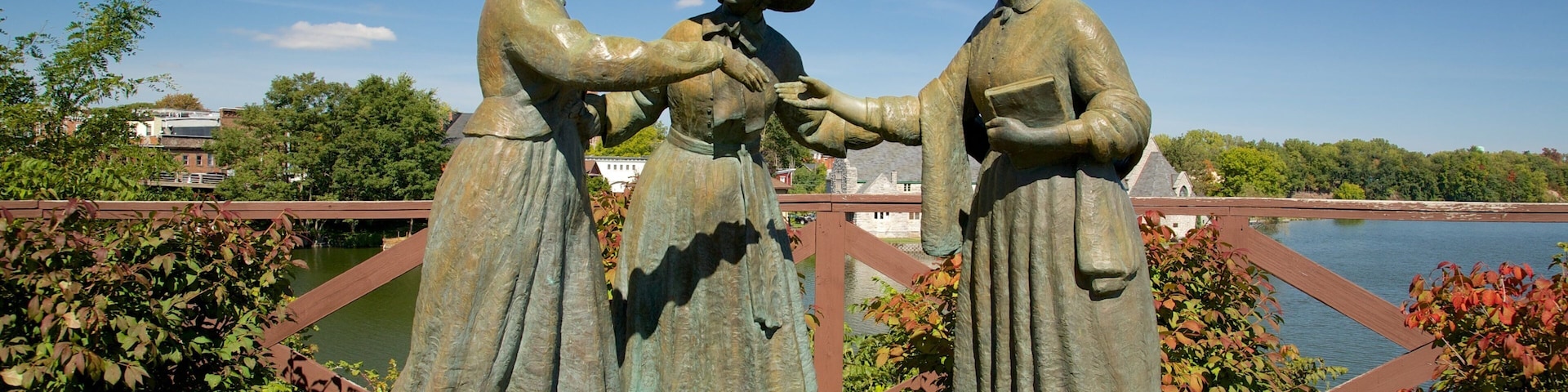 Seneca Falls mostrando uma estátua ou escultura