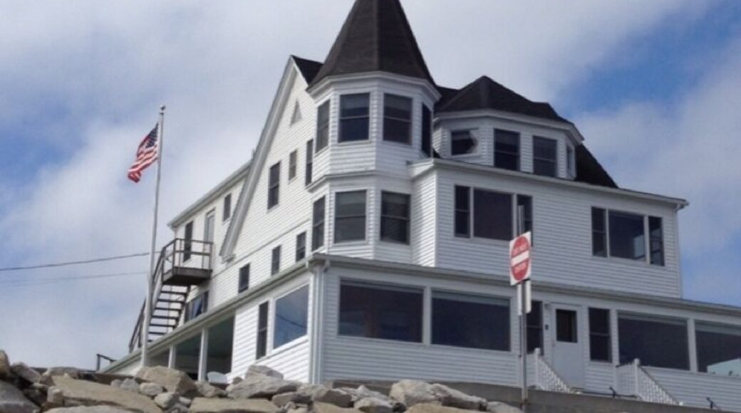 This Icon, I can't get enough of. It's like a ghostly ship docked for the mourning of the tides and tourists. It calls me to it each time I'm alone on the beach. It's calming yet disturbing at the same time for private reasons. It is- the Breakers for many reasons to many people and to the sea. krg 12