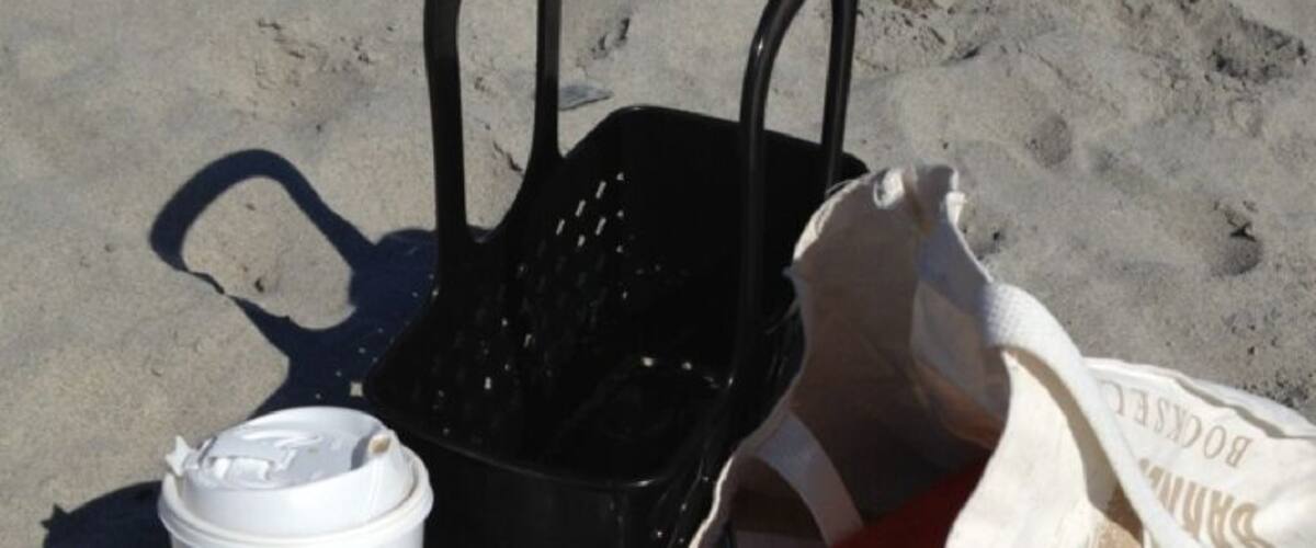 Once again I'm at the beach. This is the same Karen Rinaldo-green of yesterday to my lost followers. Having problems between old and new phones, but I will take some Mid-tide photos