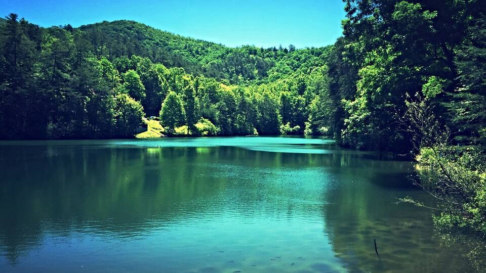 Rented a cabin right near this quant little #marianlake in #sevierville in the #smokymountains. Great weekend getaway.