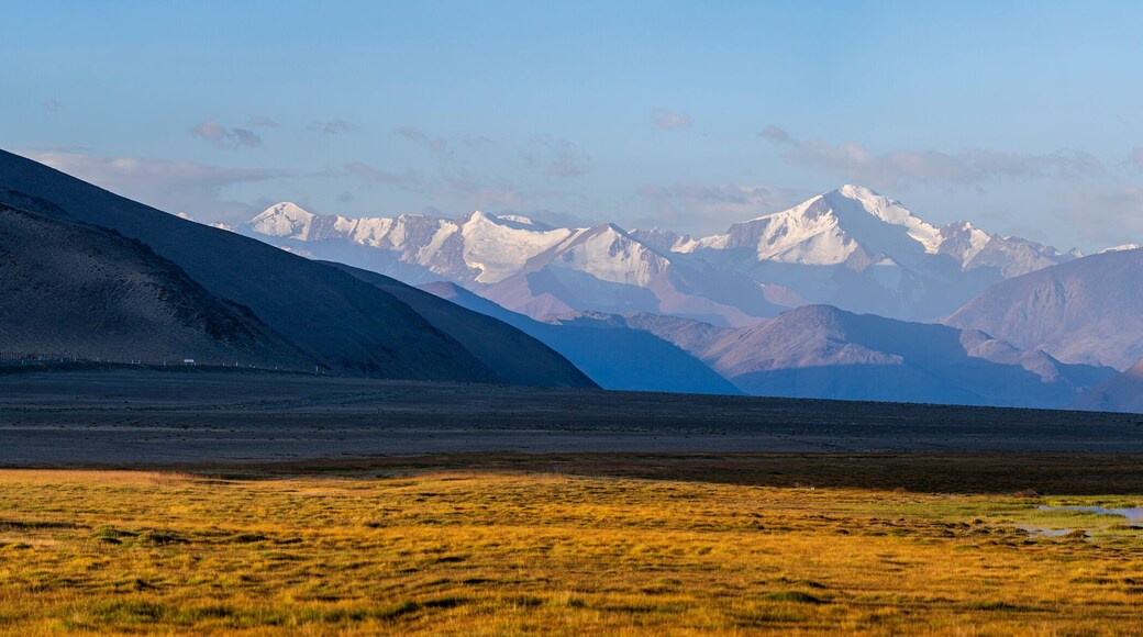 Sunrise landscape panorama
on Karakul lakeshore, with Muzkol snowcapped mountain range, Murghab, Gorno-Badakhshan, Tajikistan Pamir