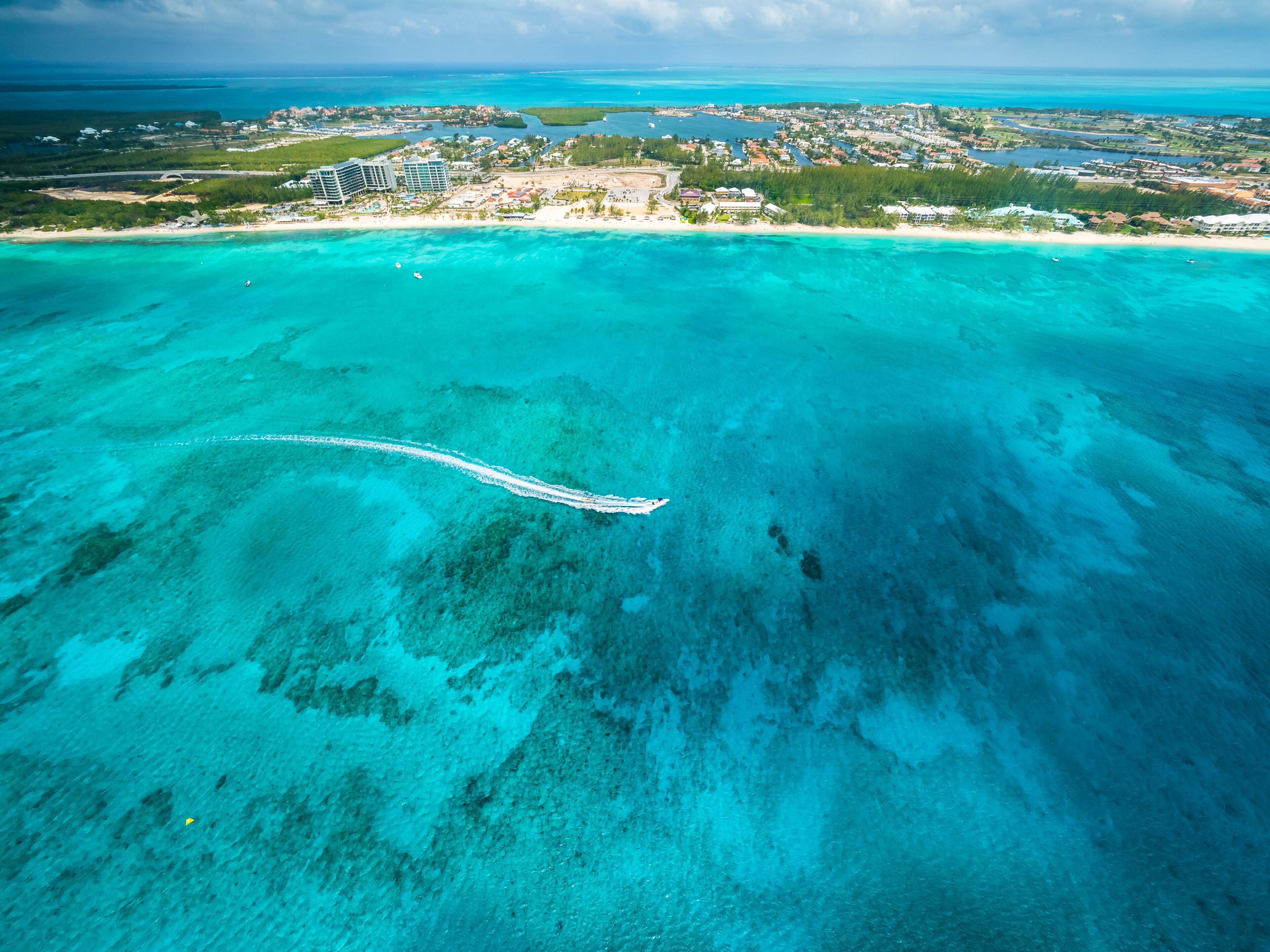 Flug über George Town und den Seven Miles Beach, Luxus Hotels und Appartements,  George Town, Grand Cayman, Cayman Islands, Karibik