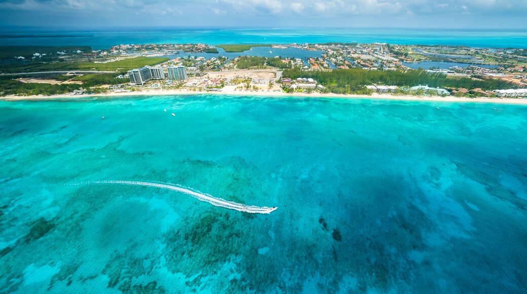 Flug über George Town und den Seven Miles Beach, Luxus Hotels und Appartements, George Town, Grand Cayman, Cayman Islands, Karibik