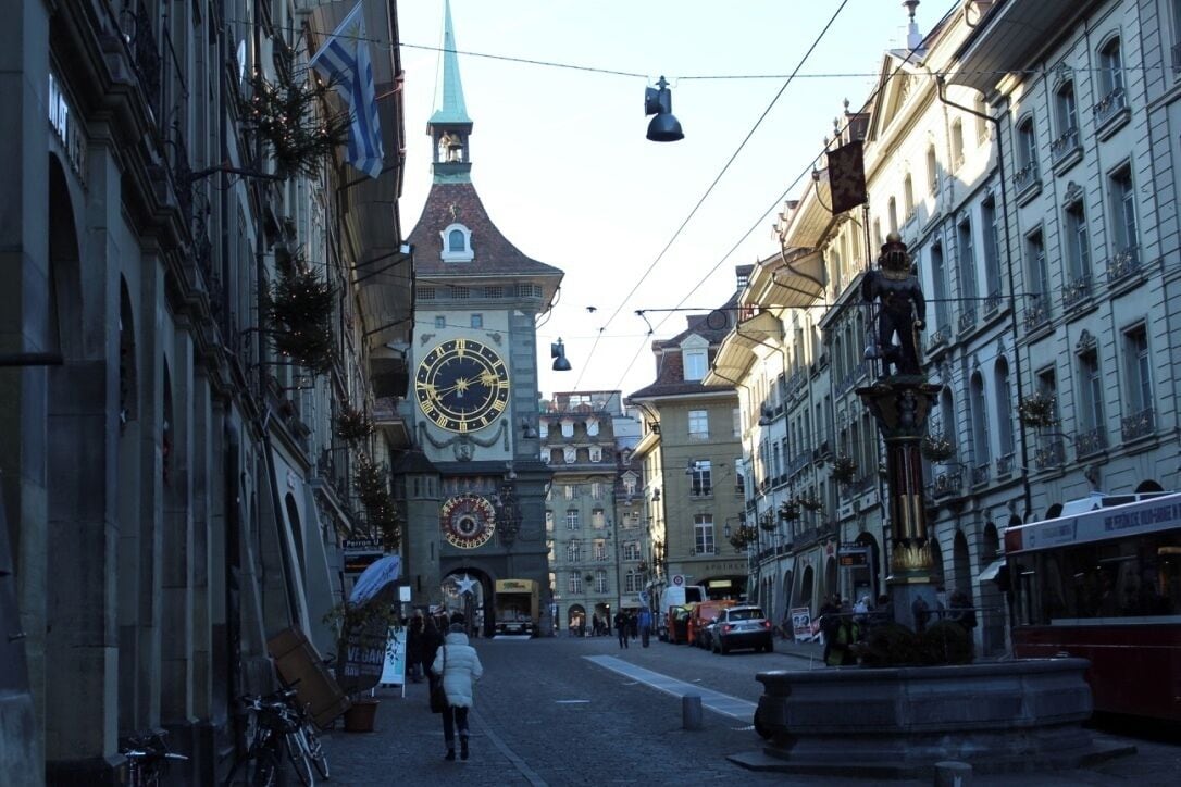 Une rue historique, remarquable pour son imposante tour de l’horloge, son pavé et son architecture européenne classique.