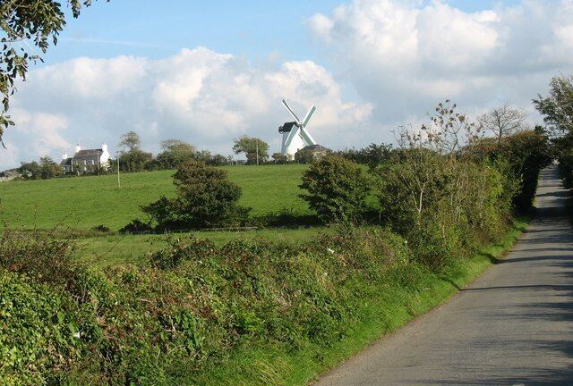 Ty'n Felin and Melin Llynnon from near Llwyn Onn