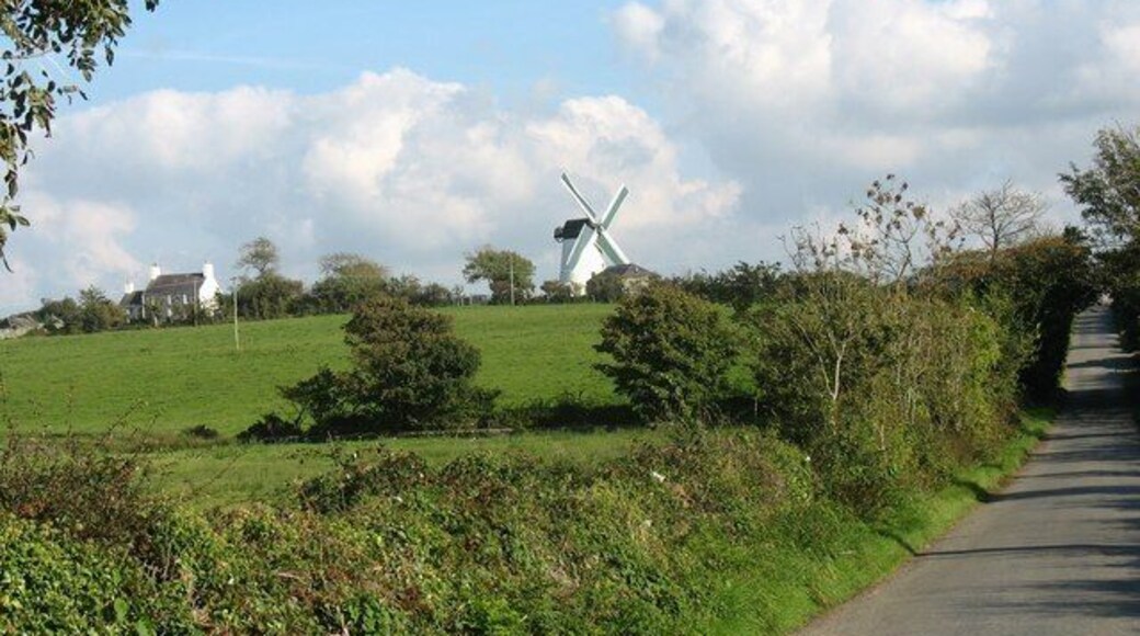Ty'n Felin and Melin Llynnon from near Llwyn Onn